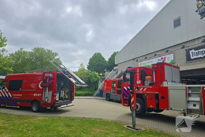 Brandweer doet onderzoek naar brandlucht