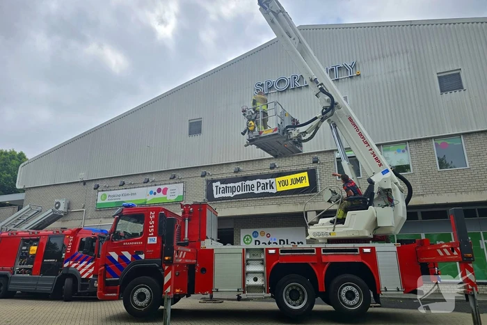 Brandweer doet onderzoek naar brandlucht