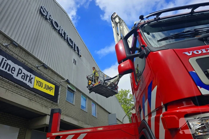 Brandweer doet onderzoek naar brandlucht