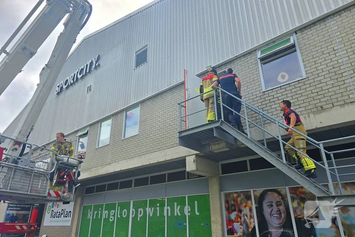 Brandweer doet onderzoek naar brandlucht