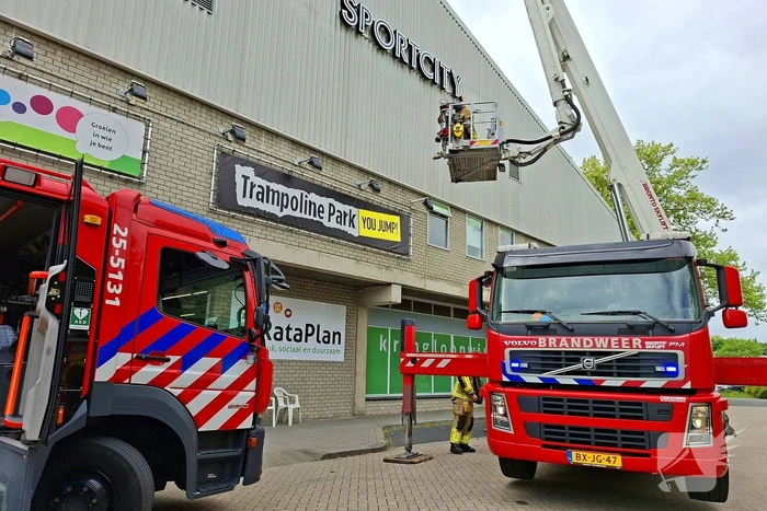 Brandweer doet onderzoek naar brandlucht