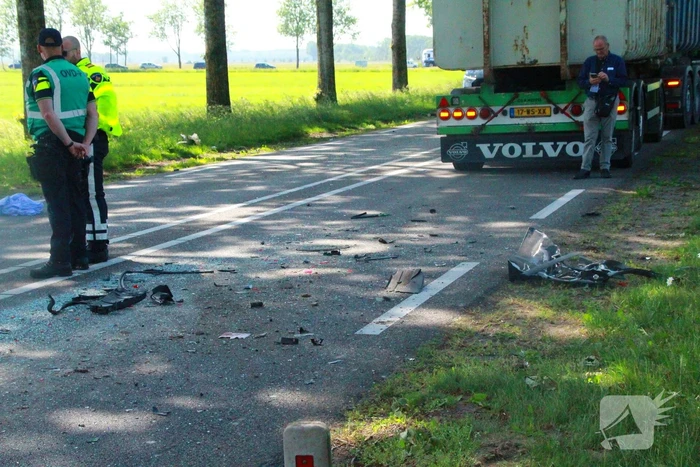 Zwaargewonde bij ernstig ongeval tussen auto en vrachtwagen