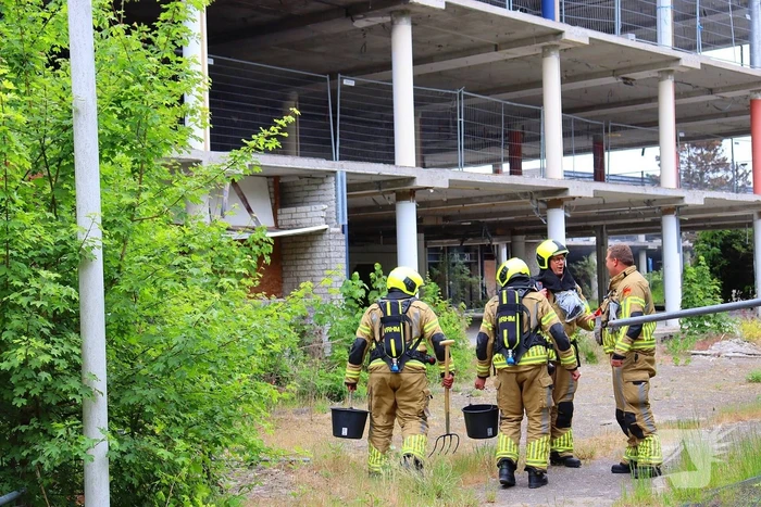 Brandweer blust brand in slooppand