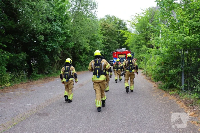 Brandweer blust brand in slooppand