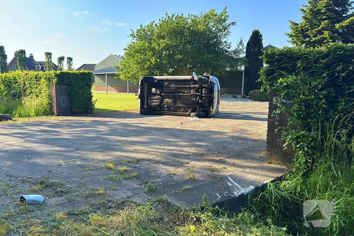 Automobilist verliest macht over het stuur ramt boom en belandt op zijkant