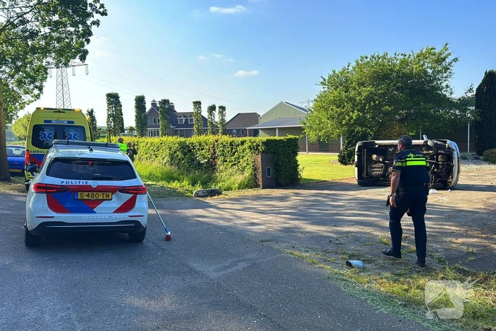 Automobilist verliest macht over het stuur ramt boom en belandt op zijkant