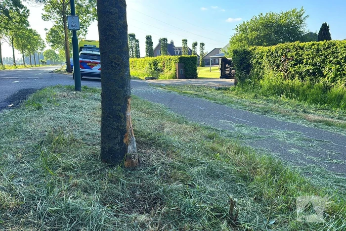 Automobilist verliest macht over het stuur ramt boom en belandt op zijkant