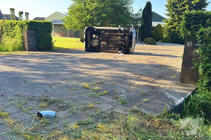 Automobilist verliest macht over het stuur ramt boom en belandt op zijkant