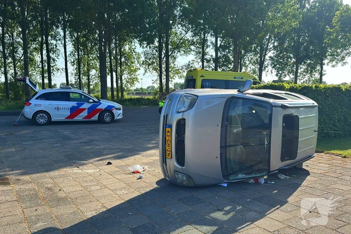 Automobilist verliest macht over het stuur ramt boom en belandt op zijkant