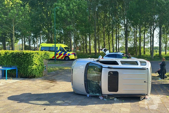 Automobilist verliest macht over het stuur ramt boom en belandt op zijkant