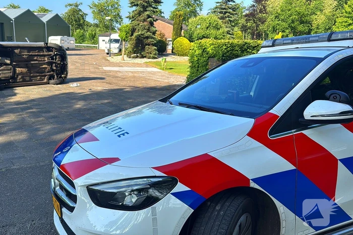 Automobilist verliest macht over het stuur ramt boom en belandt op zijkant
