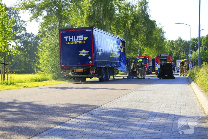 Trailer met accu's vat vlam