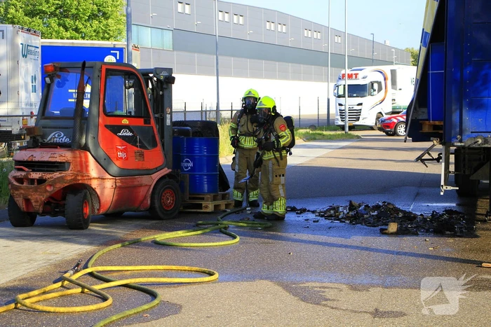 Trailer met accu's vat vlam