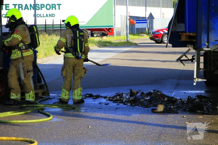 Trailer met accu's vat vlam