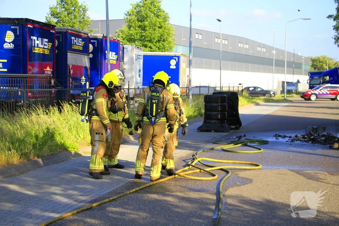 Trailer met accu's vat vlam