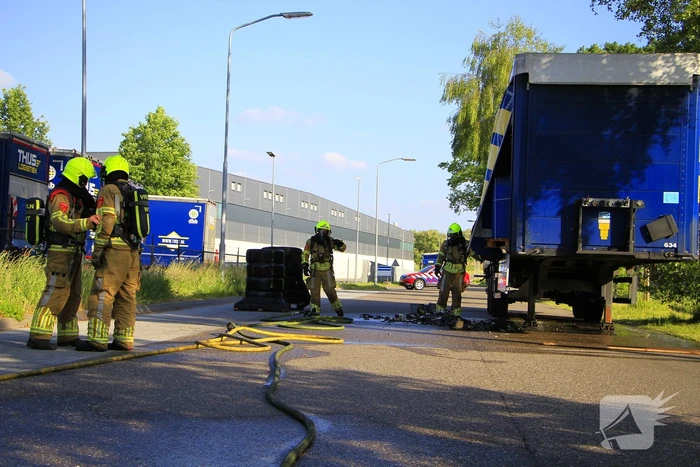 Trailer met accu's vat vlam