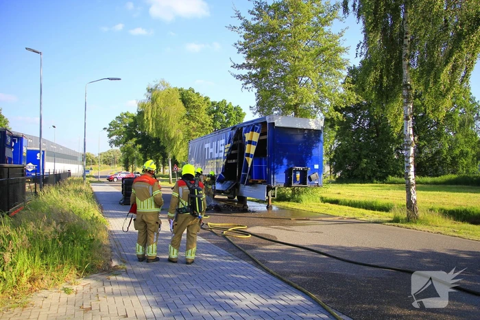Trailer met accu's vat vlam