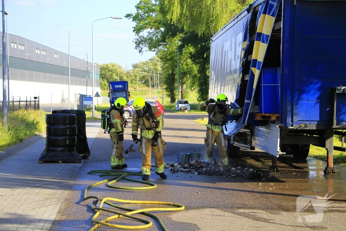 Trailer met accu's vat vlam