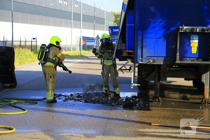 Trailer met accu's vat vlam