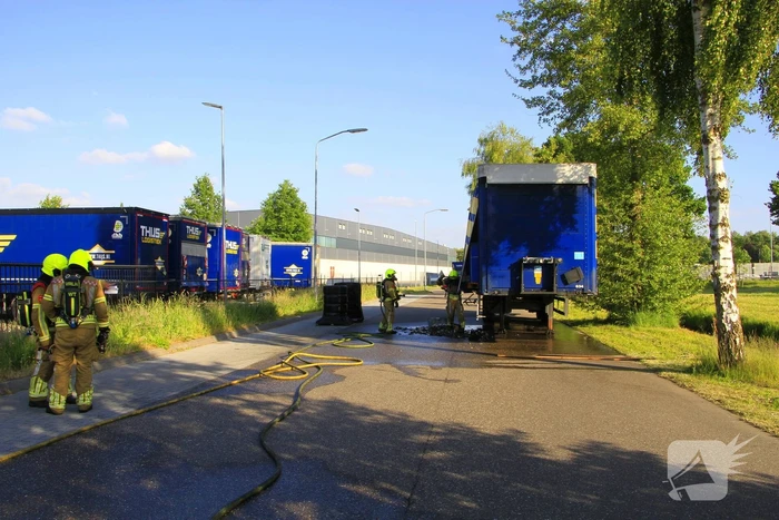 Trailer met accu's vat vlam