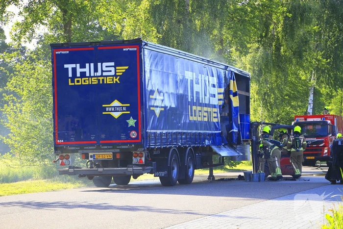Trailer met accu's vat vlam