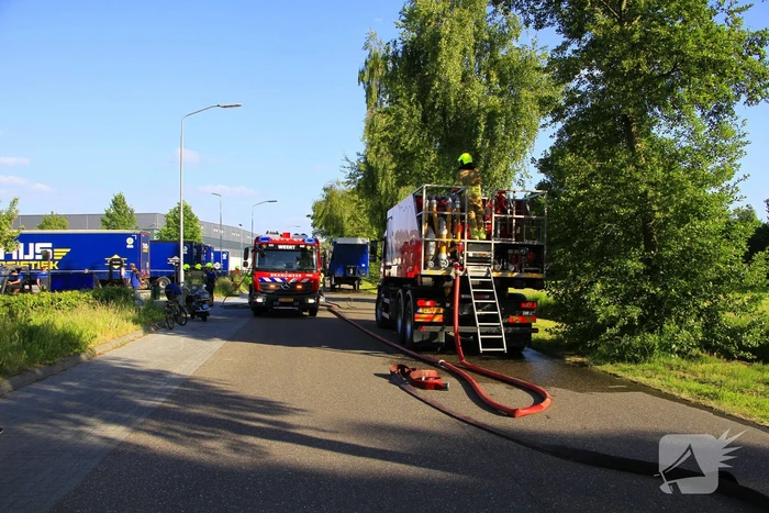 Trailer met accu's vat vlam
