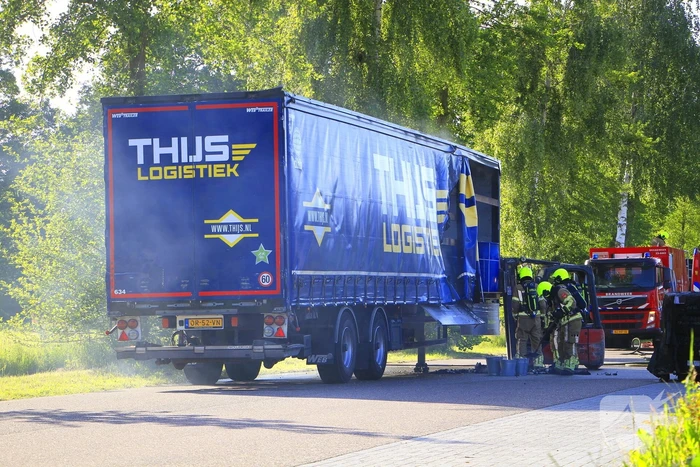 Trailer met accu's vat vlam