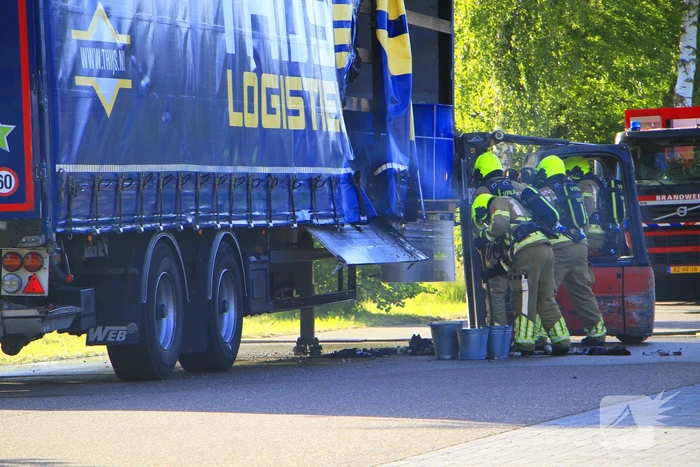 Trailer met accu's vat vlam