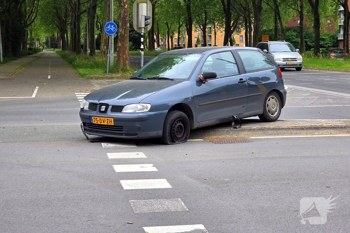 Twee voertuigen fiks beschadigd bij ongeval op kruising