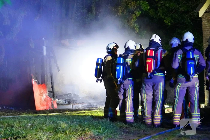 Uitslaande brand verwoest keten