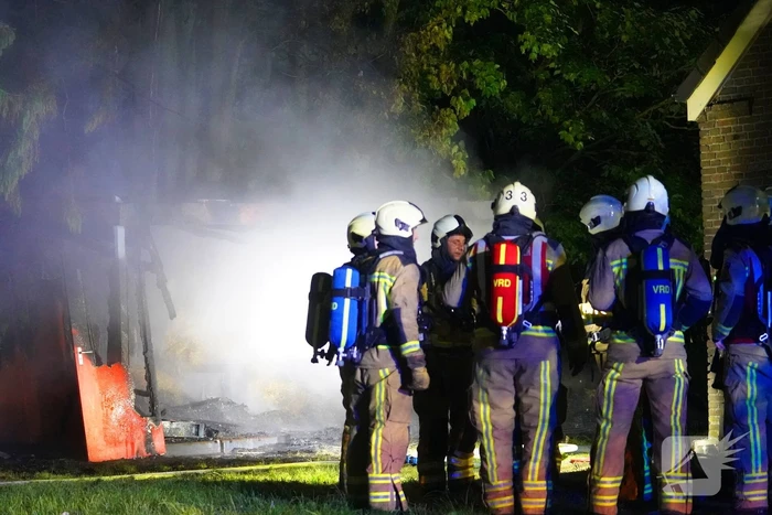 Uitslaande brand verwoest keten