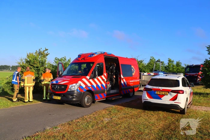 Automobilist gewond nadat voertuig te water raakt