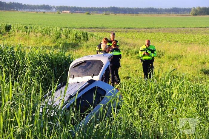 Automobilist gewond nadat voertuig te water raakt