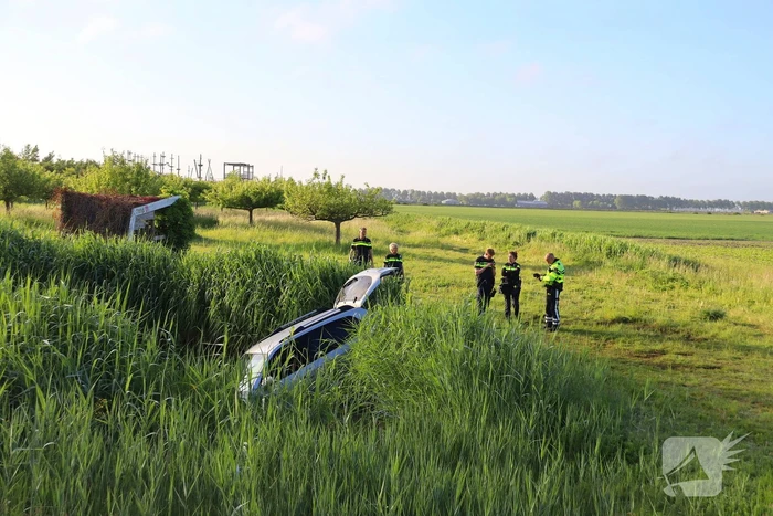 Automobilist gewond nadat voertuig te water raakt