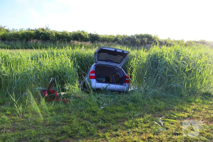 Automobilist gewond nadat voertuig te water raakt