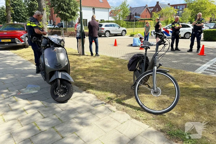 Scooterrijdster gewond na valpartij op kruising