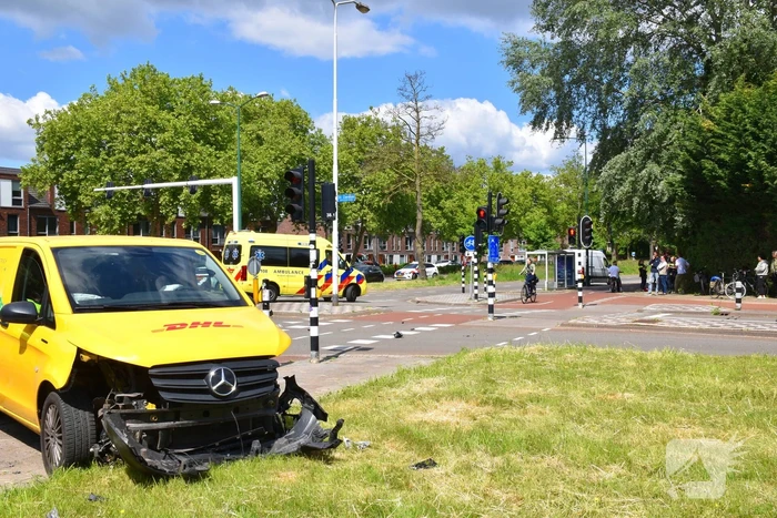 Enorme ravage na ongeval tussen bestelbus en auto