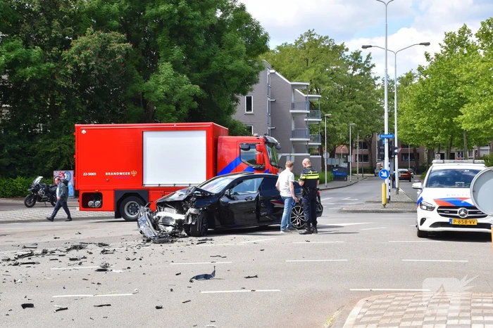 Enorme ravage na ongeval tussen bestelbus en auto