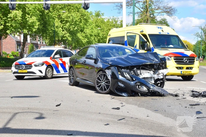 Enorme ravage na ongeval tussen bestelbus en auto