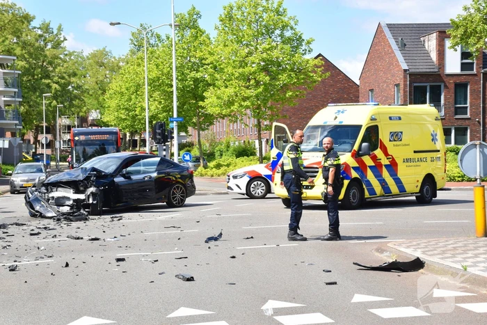 Enorme ravage na ongeval tussen bestelbus en auto