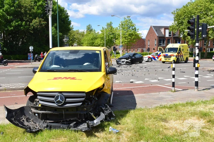 Enorme ravage na ongeval tussen bestelbus en auto