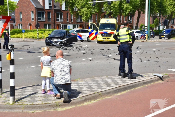 Enorme ravage na ongeval tussen bestelbus en auto