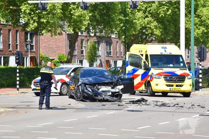 Enorme ravage na ongeval tussen bestelbus en auto