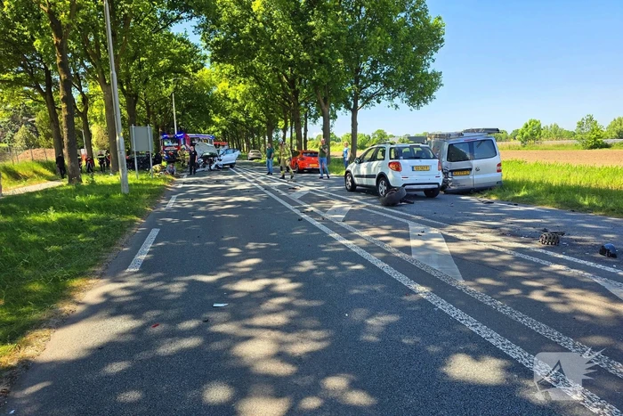 Vier auto's betrokken bij ongeval; flinke ravage op de weg