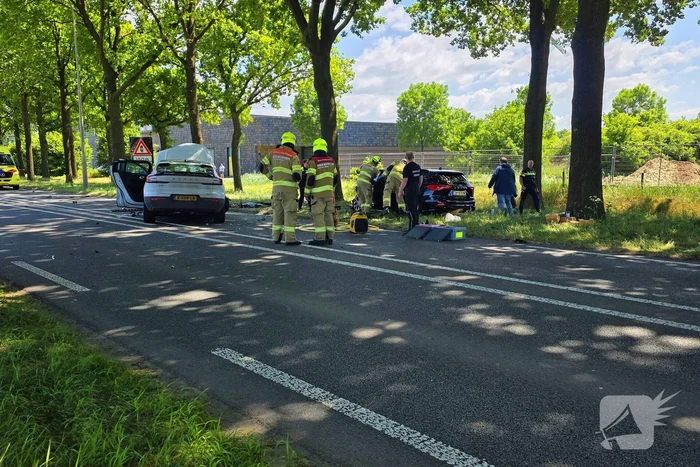 Vier auto's betrokken bij ongeval; flinke ravage op de weg
