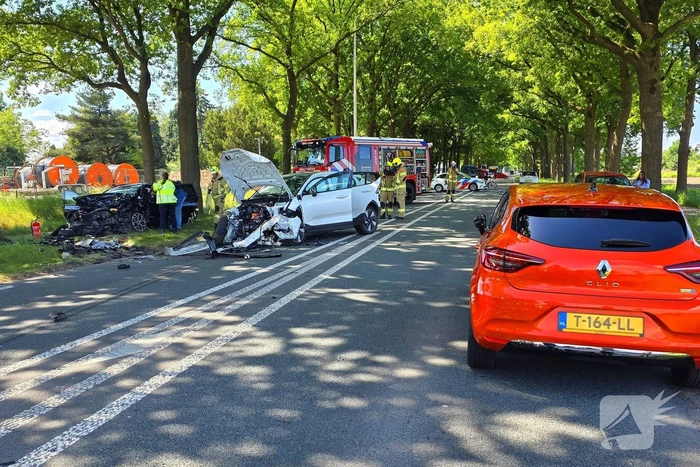 Vier auto's betrokken bij ongeval; flinke ravage op de weg
