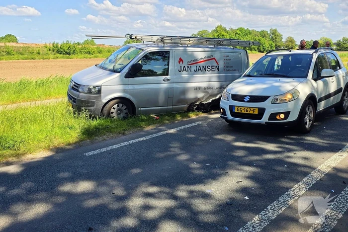 Vier auto's betrokken bij ongeval; flinke ravage op de weg