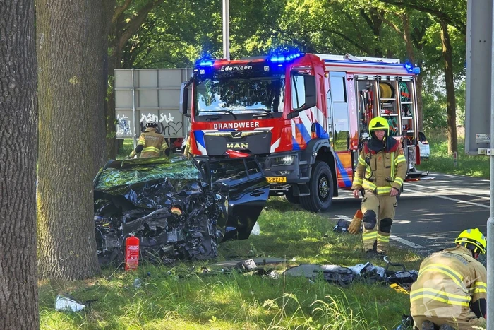 Vier auto's betrokken bij ongeval; flinke ravage op de weg