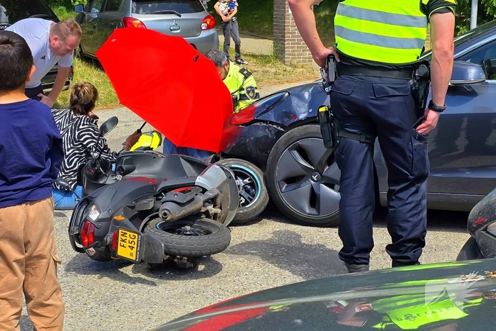 Scooterrijder botst tegen Tesla op parkeerplaats