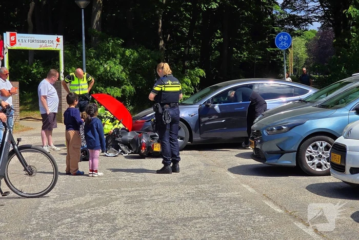 Scooterrijder botst tegen Tesla op parkeerplaats